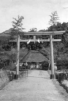 昭和39年、郡山町（当時）の花尾神社の二の鳥居。紙面では「むかし同社には３つの大鳥居があったが、現在は１つだけ。このため町民から浄財を集めようやく二の鳥居が再建された」と報じている。