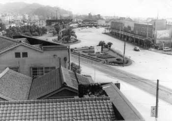 昭和42年、鹿児島駅周辺。この年、同駅からの優等列車、普通列車の始発着がなくなり、中間駅、貨物専用駅となった。紙面では直接影響を受ける周辺の商店・旅館街の不安の声を取り上げている。
