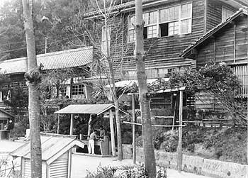 昭和43年、吉田村（当時）本城小の築52年になる木造校舎。当時、村財政難を理由に本名小へ統合する話が持ち上がり、校区内では「児童の足らない点は父兄の熱意でカバーする」と反対運動が起きた。