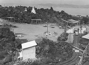 昭和35年5月に開園した桜島遊園地。「水族館前の広場を利用し、背景の溶岩を最大限とりいれたもの。ご自慢は溶岩の中を500メートル走る世界各国めぐりの列車」と当時の紙面で紹介している。