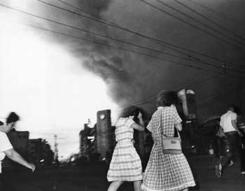 昭和60年7月28日、黒煙に襲われる鹿児島市のいづろ通り。「降りそそぐドカ灰に逃げまどう市民たち」