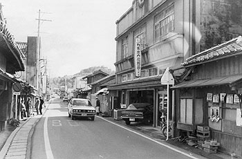昭和５１年、旧郡山町の中心街。『すべて鹿児島市が“青春をおう歌する場所”』となり、商店街は歳末大売り出しも出来ないほどさびしくなった。