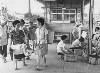 昭和42年、旧串木野市の串木野駅の一コマ。車の普及の影響で「薩摩郡方面から、魚の買い出しのオバさんが数十人も乗り降りしていたのが、めっきり減った」と当時の紙面。