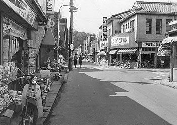 昭和55年、旧伊集院町の銀天通り商店街。「道路が拡幅されるのを機に、商店街の大改造を図ろうとするもので、協同組合・銀天街を設立、近代的な商店街造りに乗り出すことになった」。