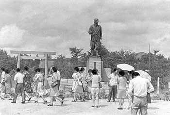 旧知覧町の旧特攻基地に昭和49年5月、建立された特攻銅像。写真は昭和50年8月の様子で「この地から飛びたち散華した特攻隊員は千十五柱。参拝客たちは若い犠牲者たちのめい福を祈り、戦争のむなしさをいまさらのごとく痛感している」。