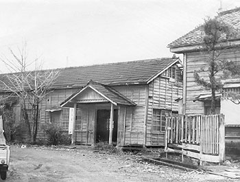 昭和47年、旧川辺町の旧川辺駅。写真は知覧線廃止から7年たった駅の様子。「阿多駅を起点にした知覧線は延長十六キロ、昭和二年六月、薩南中央鉄道として開通いらい四十年にわたり、地域の産業、文化の発展に大きな役割りを果たしてきた」