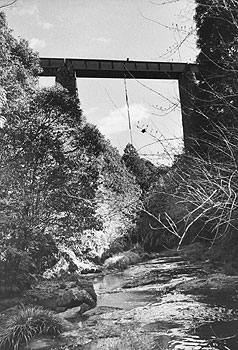 昭和53年、旧川辺町と旧知覧町境の厚地川にかかる蟹が地獄鉄橋。廃線となった南薩鉄道旧知覧線で「渓谷はるか空間を突っ切る橋梁（りょう）は、鉄道の栄枯盛衰の歩みを物言いたげに語りかけているようだ」。