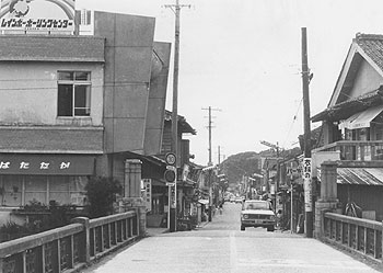 昭和48年、旧知覧町の城下町の名残がある街並み。「知覧は“薩南の小京都”と呼ばれる静かな城下町だ。また戦時中の特攻基地と、霧の深い適地条件に恵まれ全国水準をいくお茶どころで知られている」