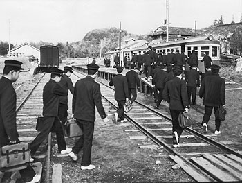 昭和40年の知覧駅。阿多－知覧16キロを結ぶ南薩中央鉄道知覧線は昭和2年開通、同40年に経営難で廃線。当時の紙面で「地域の産業、文化、経済の開発に大きな役割を果たしてきただけに、住民にショックを与えた」と存続運動の盛り上がりを伝えている。