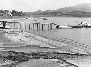 昭和49年10月、指宿市の池田湖が異常減水した。当時の紙面には1年間に湖面が2.2メートル下がったとあり、「池田湖周辺の民家では、井戸水や温泉が枯れ、不安に包まれている」と報じている。