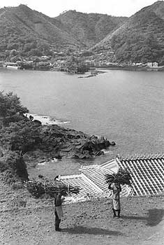 昭和35年、旧坊津町。「港の船はマグロ取りに出かけ、通りには男性の姿が少ない。ほとんどが忙しそうに上り下りする女性“かんめ”ばかり。日本三津の一つと、全国でも指折り数えられた貿易港も、うらさびた一漁村でしかない」と伝えている。
