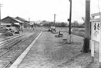 昭和44年、旧金峰町の阿多駅。大正3年伊集院－加世田間が開通、その支線として昭和2年阿多－川辺、同5年知覧まで開通した。その後、知覧線は昭和40年に赤字経営で廃線。「支線を失った阿多駅は、ススキがゆらぎ、世の盛衰をまざまざとみせつけている」と当時の紙面。