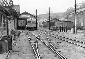 昭和45年、旧加世田市の南薩線加世田駅。「駅というより停車場といったほうがぴったりする加世田駅だが、ここでも大きな駅同様、南薩各地の方言が聞かれるし、懐かしき人に出会うこともある」と紙面で紹介。南薩線は昭和59年3月に廃止され、70年の幕を下ろした。