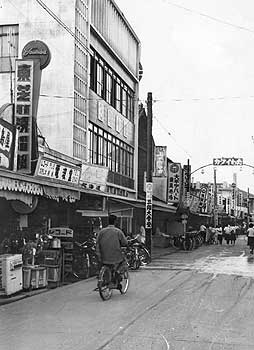 昭和39年、旧加世田市の目抜き通り。この年、市制施行10周年を迎え、「この十年間恵まれない財政の中で、教育施設の充実、ト畜場の建設、干拓事業の推進など、“新田園都市”建設の地固めをすすめてきた」と当時の紙面で報じている。