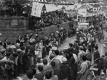 第4日7区、志布志中継所に到着した植木園選手（出水）＝昭和31年3月27日