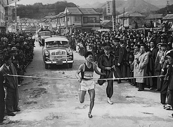 第4日10区、終始トップの曽於チーム、アンカー広山選手が鹿屋市庁前にゴール＝昭和32年3月24日