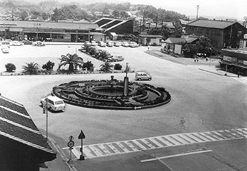 昭和43年、旧川内市川内駅前のロータリー。当時の紙面によると、「噴水を兼ねた防火水そうにひびが入り、二年前から水は入っていない」とあり、撤去、存続で宙に浮いたままだ、と伝えている。