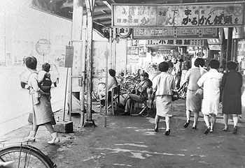 昭和45年、旧川内市の太平橋通り歩道。当初地元住民の反対もあったが、交通量の急激な増加で6.5メートルの歩道を2.5メートルカットし、国道を4車線化することになった、と当時の紙面で伝えている。