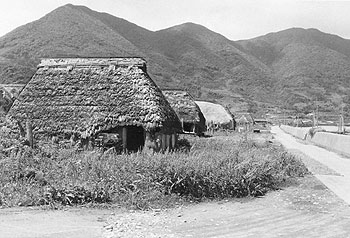 昭和51年、甑島旧里村の米、麦、サツマイモなどを保管する収納小屋。150戸を数えた収納小屋は昭和40年ごろから消え始め、わずか4戸になり、地元で復元保存の話が持ち上がっている、と当時の紙面で伝えている。
