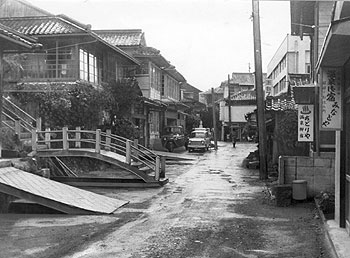 昭和42年、旧入来町の入来温泉郷。副田の入来温泉郷は約700年間、入来院一族のいこいの場であったといわれ、中心部に柴垣湯がある。この一帯の温泉は入来院の直属だったため、土地の人は「殿様湯」と呼んでいる、と当時の紙面で紹介。
