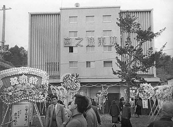 昭和31年、旧宮之城町の宮之城東映。「同町本町若松屋呉服店横に百六十坪総工費八百万円で建築、完工式を行った。薩摩郡初のシネスコ上映館でモルタル仕上げの美しいもの」と当時の紙面で伝えている。