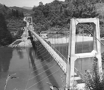 昭和35年、旧宮之城町川口の川内川にかかるつり橋。当時の紙面では「川口と五日町部落を結ぶつり橋で、総工費二百八十一万七千円、橋の長さ九十一メートル、幅一・八メートルの耐久重量七トンの農業専用橋」と報じている。