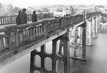 昭和51年、旧宮之城町の宮之城橋（通称虎居橋）。「宮之城橋の架け替え工事がいよいよ五十一年度から始まる。大正十四年に建設されたもので橋ゲタが多く、また幅五・五メートルとせまく、町民から架け替えが望まれていた」と伝えている。