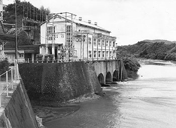 昭和39年6月、旧鶴田町の九州電力鶴田発電所。「鶴田ダム建設にともない鶴田発電所は十五日で、四十年間回り続けた発電機を止め、廃止される。当日は発電所取水口の排砂門などをダイナマイトで破壊し、閉所式が行われる」と報じている。