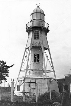 昭和51年、長島町の長崎鼻灯台。古い灯台を造りかえる海上保安庁の計画に対し、「八十年の歴史を持つ鉄造六角形の灯台は国内でも珍しい貴重な文化財」として地元は保存を訴えている、と報道。その後52年に改築されコンクリート作りになった。