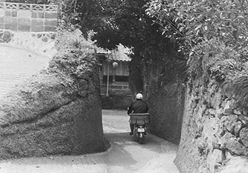 昭和51年、阿久根市の落地区。当時の紙面では、同地区は落（おち）姓が多く、地元住民の話として、祖先は平家の出で、「その昔、敵が攻め込んで来た時、撃退しやすいように工夫した一種の“戦略門”」と紹介している。