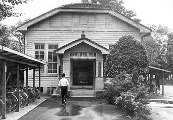 昭和46年、大口高校の図書館。「来年、創立五十周年を迎えるが、旧制中学時代の面影を残すのは古びた図書館だけとなった。旧校舎がすっかり姿を消すなかで、五十年の歴史をひっそりと語り継いでいる」と紙面で伝えている。