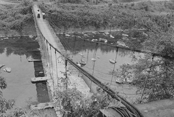 昭和53年10月、旧栗野町の阿波つり橋。当時の紙面は「橋は長さ四十九メートル、幅一・八メートルで“生活道路”として大正十二年に建設。老朽化が進み、五十二年の役目を終え同月中に取り壊される」と報じている。