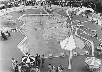 昭和43年7月、ホテル林田温泉のプール。当時の紙面によると「変形の二十五メートル五コースとそのまわりに幅四メートル、長さ九十メートルの流動プールが完成。プールわきにはショーを見ながら食事ができるレストラン・シアターが作られた」と伝えている。