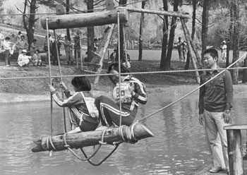 昭和53年5月、霧島町のフィールドアスレチック。当時の紙面は「丸木で組んだやぐらの綱渡りや、幅三十メートルの池を綱をたぐり寄せて渡るなど全コース二十三ポイント。大型連休初日は親子連れ三百人が押し寄せた」と報じている。
