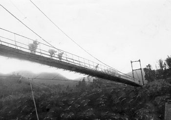 昭和42年3月、旧吉松町の永山橋。当時の紙面によると総工費は六百十七万円で幅二メートル、長さ七十メートル、一部取りつけ木橋二十八メートルの鉄鋼づくり。「同年一月はじめに着工し、このほど完工祝賀会があった」と報じている。