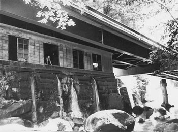 昭和45年、旧牧園町の鶴の湯。当時の紙面によると「コンクリートの階段を五、六段おりたところに料金箱があり、町内の人は十円、町外は二十円。湯つぼはかなり古いが湯量は豊富」と伝えている。