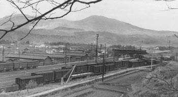 昭和39年、旧吉松町の吉松操車場。当時の紙面によると「同町は国鉄関係職員が多く、家族を入れると人口７６００人の約４割が国鉄関係者。一日に貨車２００両が吉松駅から発着し、３５０両を中継する鉄道の町だ」と伝えている。