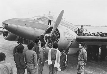 昭和47年12月、九州学院大学の教材用双発機。「工学部航空工学科の教材用に東京の新聞社から購入。羽田から四時間二十五分かけ鹿児島空港に着いた」と紙面は伝えている。