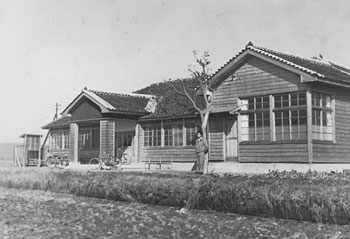 昭和26年、旧東国分村の役場。当時の紙面によると、同村は五十町歩（約５０ヘクタール）でタバコをつくり、品質がよいのが自慢。「特殊な“炭焼ガマ”で木炭も製造している」と伝えている。