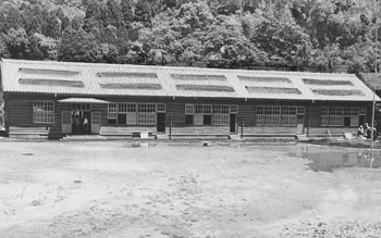 昭和30年5月、加治木町の中野小学校。紙面によると、同小は百三十二．五坪、施工費二百四十三万円。「生徒数は九十一名で同月二十一日に落成式が行われた」と伝えている。
