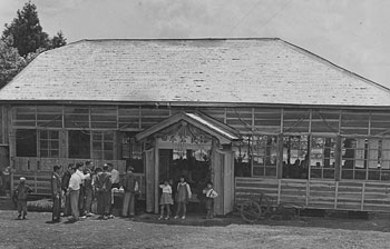 昭和３１年５月、旧財部町の田平公民館。紙面によると「田平集落では財部小学校の廃校舎を払い下げ、同集落の寄付２２万円など総工費３５万円で、４３坪の立派な公民館を造り上げた」と伝えている。