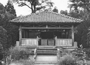 昭和３７年８月、旧松山町松山小の子供の家。「学校には珍しいアズマヤ風の“子供の家”で、開放的で公園のような雰囲気。生徒のクラブ活動に活気をあたえている」と紙面は伝えている。