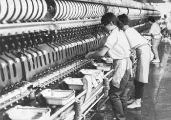 昭和４４年６月、大崎町の製糸工場。当時の紙面は「同工場は年間三十六トン、約二億円の絹糸を生産。しかしグングン伸びる養蚕熱とは逆に、求人難による人手不足でＳＯＳを訴えている」と伝えている。