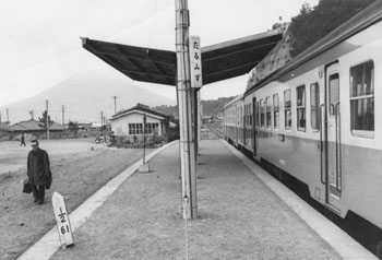 昭和４３年、垂水駅。紙面によると「駅は昭和三十六年四月に開設。国道２２０号線をひっきりなしに走るバスにお客を奪われ、駅はさびれる一方」と報じている。