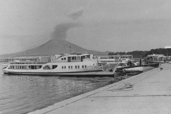 昭和４８年４月、垂水港。当時の紙面は「定期連絡船がのどかな汽笛を鳴らし１日１２往復。カー時代を反映して大型フェリー誘致も決まり、着岸施設建設と港内のしゅんせつ工事が急ピッチで進んでいる」と報じている。