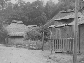 昭和２７年７月、旧高隈村の集落。紙面によると「笠野原台地の畑地を美田に作りかえるため、昨年八月からダム建設調査が行われている。ダムが完成すると、３集落１５０戸が湖底に沈むことになる」と伝えている。