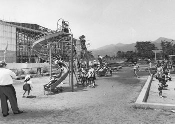 昭和４５年５月、鹿屋市の中央公園。「いま３階建ての体育館を建設中。四十七年の鹿児島国体までに大隅地方随一のスポーツセンターにしようと、急ピッチで整備が進められている」と紙面は伝えている。