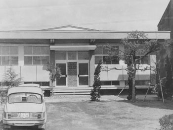 昭和３９年３月、鹿屋市の鹿屋高校図書館。紙面によると「２万冊を収容できるデラックスな図書館がこのほど完成。鉄骨ブロックの外側はグレーで落ち着いた構え」と伝えている。