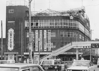 昭和４８年１１月、鹿屋市の桜デパート。当時の紙面は「同デパートは地上４階（一部５階）売り場面積３３００平方メートル。従業員１８０人だが、売り場を倍増するため目下増築中」と報じている。