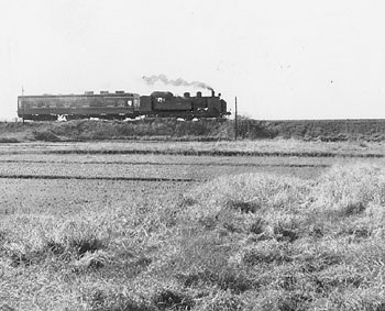 昭和４６年、国鉄古江線を走る列車。紙面は「同線は総延長６４．８キロ。十年ほど前に古江－海潟間の路線を延長、日本一の近距離駅や１つの市に駅が７つあるなど話題にこと欠かない」と伝えている。